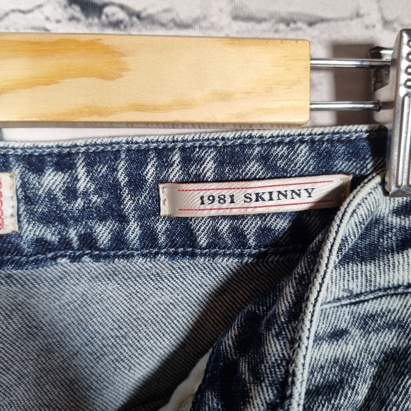 Guess 1981 Mom Skinny Women's Jeans 30W 29L Acid Wash Blue Tapered 80s Style - Picture 8 of 14